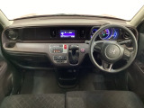 車内は光触媒抗菌消臭施工済です。インパネ周りはスタイリッシュなデザインです。グローブボックスやカップホルダーのほかにトレーなどたくさんの収納スペースが付いています。