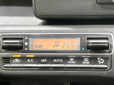 【オートエアコン】一度お好みの温度に設定すれば、車内の温度を検知し風量や温度を自動で調整。暑い&hellip;寒い&hellip;と何度もスイッチ操作をする必要はありません。快適な車内空間には必須の機能ですね♪
