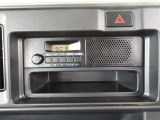 メーカー装着AM/FMラジオチューナー付き!移動や休憩時に楽しめるだけでなく、交通渋滞や天気などの情報を得ることが出来て便利です!