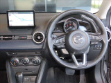 運転席は、ドライバー中心のコクピットや豊かさを感じる上質なインテリアが特徴で、機能とデザインを両立させた優れた空間デザインにより、走りへの期待が自然と高まります★☆★☆