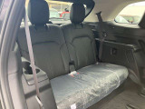 人間工学をもとに余裕をもって作られた3列目シート。運転席やリアシートと同様に、ドリンクホルダーや、USB Type-C電源、ベントクーラーなど快適装備が揃っています。