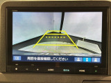リバースギアに入れるだけで後方の表示へ切り替わります。夜間や雨の日の駐車も楽になりますよ。