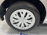 スチールホイールカバー付き。タイヤ装着サイズは「185/60R15」です。