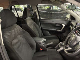 運転席の画像です。足元やシートまわりに余裕があり、リラックスした姿勢で運転が可能です。視界も良好で操作系へのアクセスもしやすく、快適で安心感のあるドライブをサポートします。