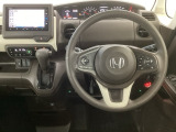【ハンドル】運転にかかわる様々な操作を安全に行えるように視点移動が少なく操作性に配慮されたスイッチ類が凝縮されたコックピットです。