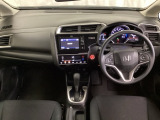 車内は光触媒抗菌消臭施工済です。スタイリッシュなデザインでスポーティなインパネ周りを演出します。グローブボックスやカップホルダーのほかにトレーなどたくさんの収納スペースが付いています。