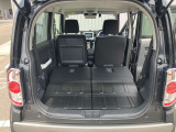 後席を全て倒して、荷物専用のスペースにした状態です。これなら長いものも積めますし、ご旅行や趣味に活用できますね。