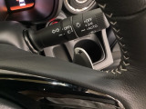 ステアリングの裏側、左右にパドルシフトがついています。右が+、左が-の操作でシフトチェンジを行い、エンジンブレーキなどのマニュアル操作ができます。