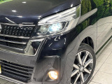 【LEDヘッドライト】悪天候や夜間走行時も良好な視界を確保し安心して運転できる高輝度LEDヘッドライトを装備!点灯速度が早く、消費電力も抑えられています。