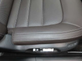 運転席は、細やかな調整が可能なパワーシートになっています。2ポジションメモリーが可能ですので、運転手交代に備えて2名分のポジション登録がお奨めです。