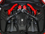 3.9L V8ツインターボエンジンをフロントミッドシップに搭載し、620cvのゆとりあるパワーと滑らかな加速を提供します。