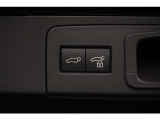 【クローザー】 スイッチを押すと電動でバックドアが閉まります。