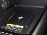 ワイヤレス充電器を装備☆ワイヤレス充電規格Qiに適合したスマートフォンを充電エリアに置くだけけで充電されます☆とっても便利な機能ですね