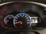 昼間でも見やすいオプティトロンメーターです。運転席前に配置し、フードを低く抑えることで運転中の視界の邪魔にならないので、視界も良好です!