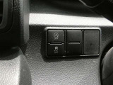 トラクションコントロールとは、すべりやすい路面での発進時や加速時にタイヤの空転を抑え、駆動力確保に貢献する機能です。詳細は販売店スタッフまでおたずねください。