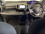 車内は光触媒抗菌消臭施工済です。インパネ周りはスタイリッシュなデザインで機能や装備も充実しています。グローブボックスやカップホルダーのほかにトレーなどたくさんの収納スペースが付いています。