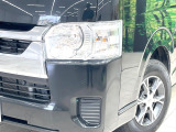 【LEDヘッドライト】悪天候や夜間走行時も良好な視界を確保し安心して運転できる高輝度LEDヘッドライトを装備!点灯速度が早く、消費電力も抑えられています。
