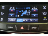 エアコンは3ZONE設定で、運転席と助手席、そして後部座席で個別の温度設定が出来ます。場所や個人の体感による温度差が解消でき、それぞれが快適に過ごせます。