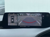 360度ビューカメラを搭載。4方の小型カメラの映像を処理し、車両真上からの映像に変換しています。
