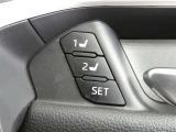 運転席のシートポジションを記憶・再現できるメモリー機能を搭載しています。