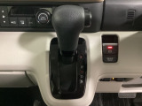 CVT車のセレクトレバーです。低速から高速まで、変速ショックのないスムーズな走りと、エンジン効率のよい領域を維持して燃費にも貢献します。サイドブレーキはスイッチ操作の電子制御パーキングブレーキです。
