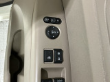 狭い駐車場で便利な電動格納ドアミラーが付いています。