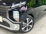 【LEDヘッドライト】悪天候や夜間走行時も良好な視界を確保し安心して運転できる高輝度LEDヘッドライトを装備!点灯速度が早く、消費電力も抑えられています。