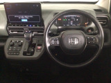【ハンドル】運転にかかわる様々な操作を安全に行えるように視点移動が少なく操作性に配慮されたスイッチ類が凝縮されたコックピットです。