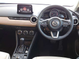 【運転席インテリアデザイン】左右対称のインテリアデザインでドライバーを包み込み運転に集中できるように設計されています。