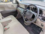 ベンチシートで広々ドライブ。運転席と助手席がつながっているので隣に座った人との距離も縮まるかも。