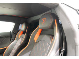 Interior trim in leather with S-TrimPillars and windscreen frames in leatherRear bench and sill cover inner part in leatherInterior details in high gloss black