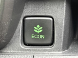 【ECONモード(イーコン)】クルマの動きを管理するシステムです。燃費を優先に自動制御されるもので、低燃費走行を自然にできるようになります。