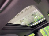 【サンルーフ】開放感たっぷりの希少装備、サンルーフが装着されています!車内に明かりを取り入れたり景色を楽しむ以外にも、車内の空気も簡単に換気できて快適です!