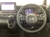 【ハンドル】運転にかかわる様々な操作を安全に行えるように視点移動が少なく操作性に配慮されたスイッチ類が凝縮されたコックピットです。