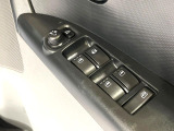 【電動格納ミラー】サイドミラーは電動格納式となっており、狭い駐車場でもキズがつくリスクを抑えられます。