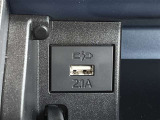 充電用USB端子付き。スマートフォンなどの充電に便利です。