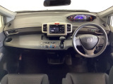 車内は光触媒抗菌消臭施工済です。インパネ周りはスタイリッシュなデザインです。グローブボックスやカップホルダーのほかにトレーなどたくさんの収納スペースが付いています。