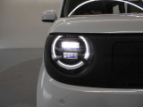 明るいLEDヘッドライトが、夜間のドライブをサポートします。