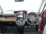 運転席周りのレイアウトをご覧ください。ナビゲーションが綺麗に装着されすっきり収まってますね!
