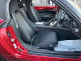 長時間の運転も疲れにくいシート設計となっております。