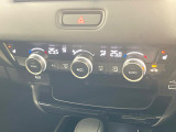 【オートエアコン】一度お好みの温度に設定すれば、車内の温度を検知し風量や温度を自動で調整。暑い&hellip;寒い&hellip;と何度もスイッチ操作をする必要はありません。快適な車内空間には必須の機能ですね♪
