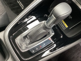自然に手が届く距離に配置されたシフトレバー。