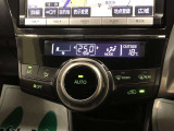 オートエアコンです。温度を設定すれば、あとはクルマにおまかせ!車内を快適に保ってくれます。1つのダイヤルで空調操作が可能!このアイコニックなデザインは、プリウス&alpha;の特徴のひとつです!