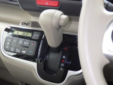 インパネシフトだから視線の移動も少なく足元もスッキリ♪運転席もゆったりしているのでゆとりを持ってドライブできますね!