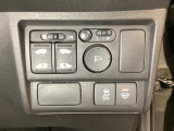 リアドアは乗り降りに便利な両側電動スライドドアです。また運転席に座っていながらスイッチ操作で自在にスライドドアを開け閉めできます。またVSA解除スイッチを右側に装備しています。