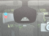 【エマージェンシーブレーキ】走行中に前方の車両等を認識し、衝突しそうな時は警報とブレーキで衝突回避と被害軽減をアシスト。より安全にドライブをお楽しみいただけます。