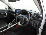 シンプルで使いやすいデザインの運転席です。