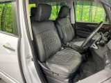 運転席まわりには十分なスペースがあり、大柄な方でもゆったり運転していただける環境です。