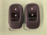 スマートキーを装備しています。鍵を差し込むことなくドアロックの開け閉めと、スタートボタン操作でのエンジンスタートができます。スペアキーも同じものを用意しております。
