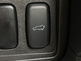 【パワーバックドア】スマートキーや運転席のボタンを押すだけでリアゲートが自動で開閉します!荷物を持っている時や、高い位置にあるバックドアを閉める際に便利な機能です♪